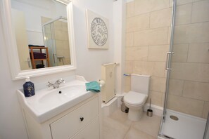 Bathroom with shower, sink, toilet and washing machine
