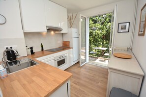 Open kitchen with terrace, view on trees and sometimes squirrels. 