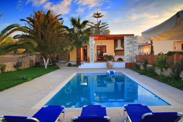VILLA MATHIOS Swimming Pool