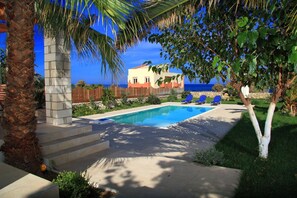 VILLA MATHIOS Swimming Pool