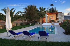 VILLA MATHIOS Swimming Pool
