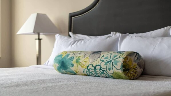 18th FL Stylish CozySuites w/pool, gym #5