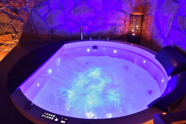 Indoor spa tub