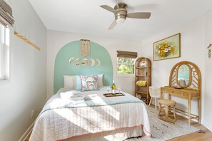 Bedroom 2 (Queen Bed)