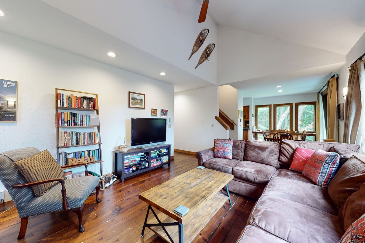 Secluded dog-friendly home amongst the trees with sauna, Wii, & 2 scenic decks