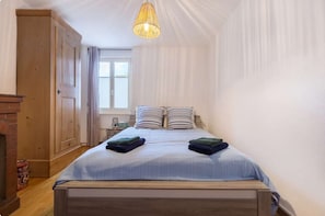 Bedroom: 1 bed 160x200 cm² + 1 bed 80x190 cm² + wardrobe + bedside table