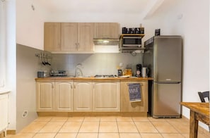 Fully equipped kitchen: oven + gas hob + fridge/freezer + dishwasher + microwave