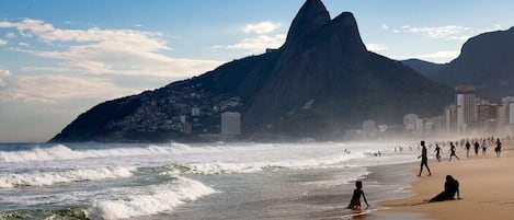 Praia de Ipanema, e o morro Dois Irmãos.