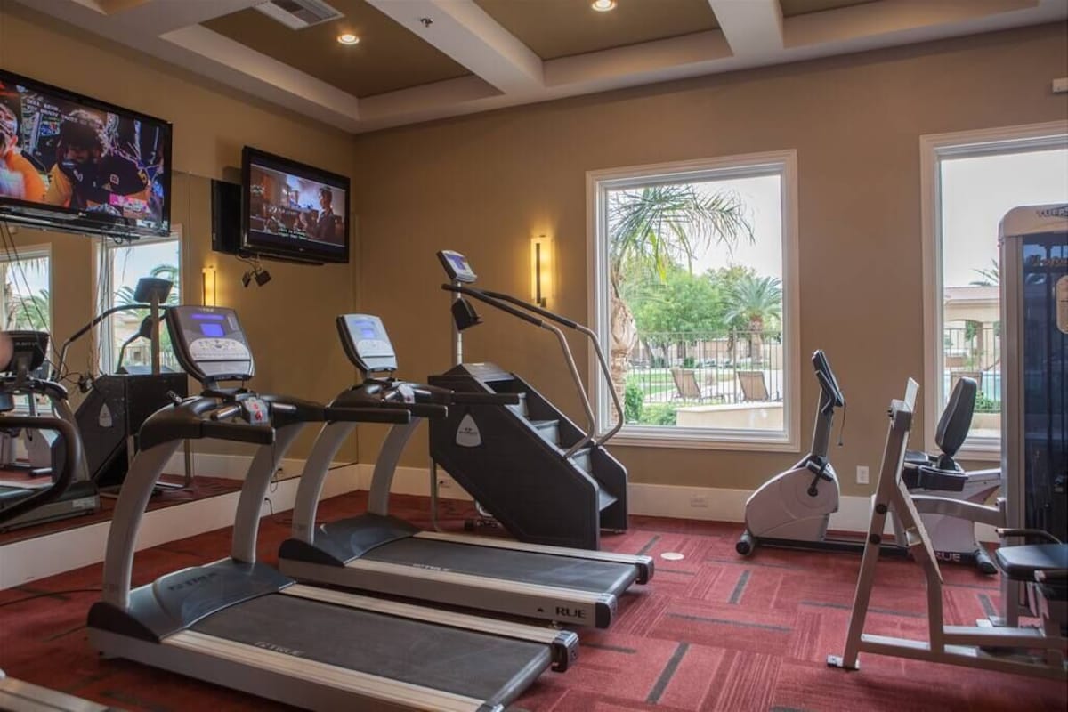 Gated townhouse w/ 2 suites, heated pool, hot tub