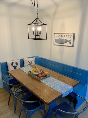 Dining area seats 6