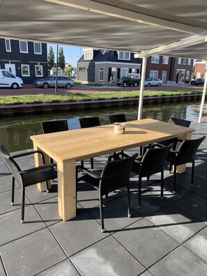 8 persoons eettafel op het terras met mogelijkheid tot overkappen en verwarmen
