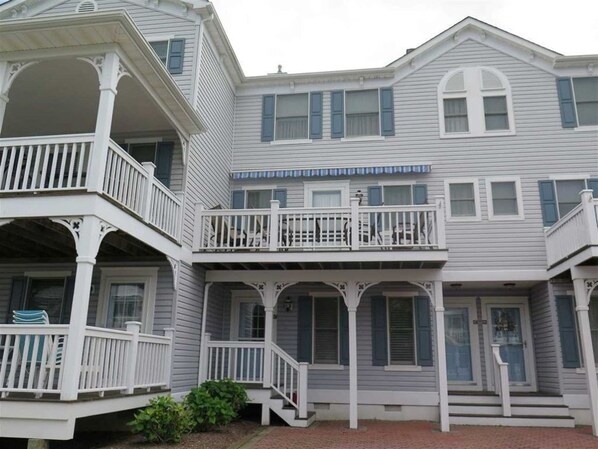 Columbia Gardens, Unit B7
Overlooking Pool - Sleeps 7