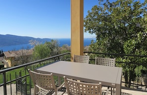 Il bellissimo terrazzo con vista spettacolare, la Rocca di Manerba e Siemione.