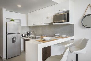 Enjoy your meals at the breakfast bar with all tableware provided 