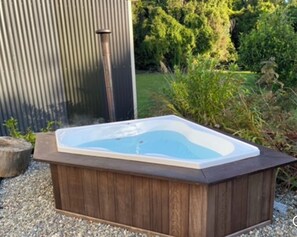 Outside bath heated by the fire