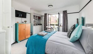 Charming Studio: Bright room with modern decor and balcony access, perfect for unwinding!