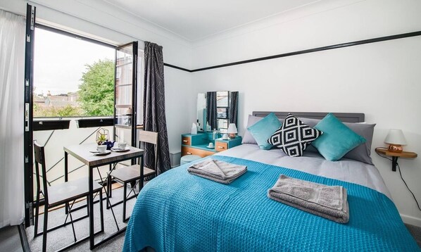 Charming Room: Bright room with lovely views, stylish decor, and a perfect breakfast nook!