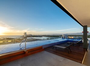 Roof-top infinity pool