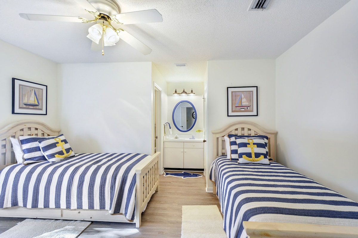 0.7 Miles to the Beach. Beautifully furnished. 2nd Floor