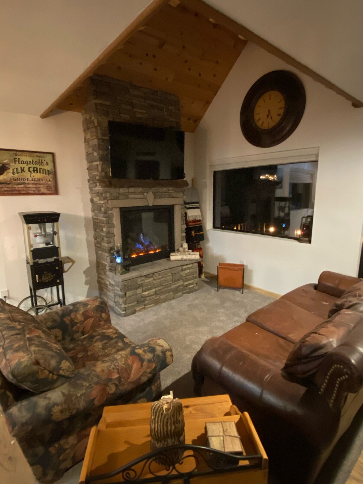 The Bear’s Den of Flagstaff + Private Hot Tub