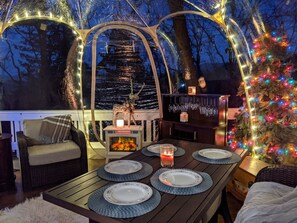 Various lighting options- go from romantic to festive with the party lights
