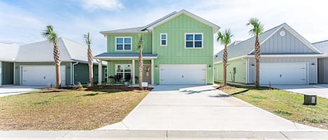 Exterior of Emerald Shores Retreat