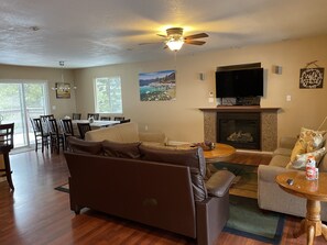 Open concept livingroom and dining room