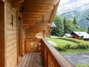 Plant, Building, Window, Green, Wood, Cottage, Natural Landscape, Tree, Wood Stain, Mountain