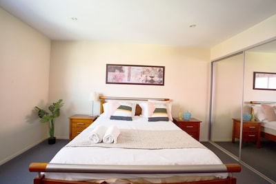 Hobart centre luxury unit with free parking
