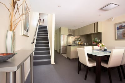 Hobart centre luxury unit with free parking