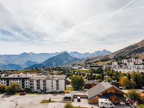 Nuage, Ciel, Plante, Propriété, Montagne, Bâtiment, Arbre, Montagnes, Zone Résidentielle, Design Urbain