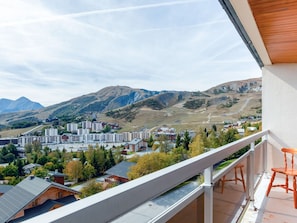 Ciel, Nuage, Bâtiment, Montagne, Arbre, Bois, Zone Résidentielle, Toit, Maison, Immobilier