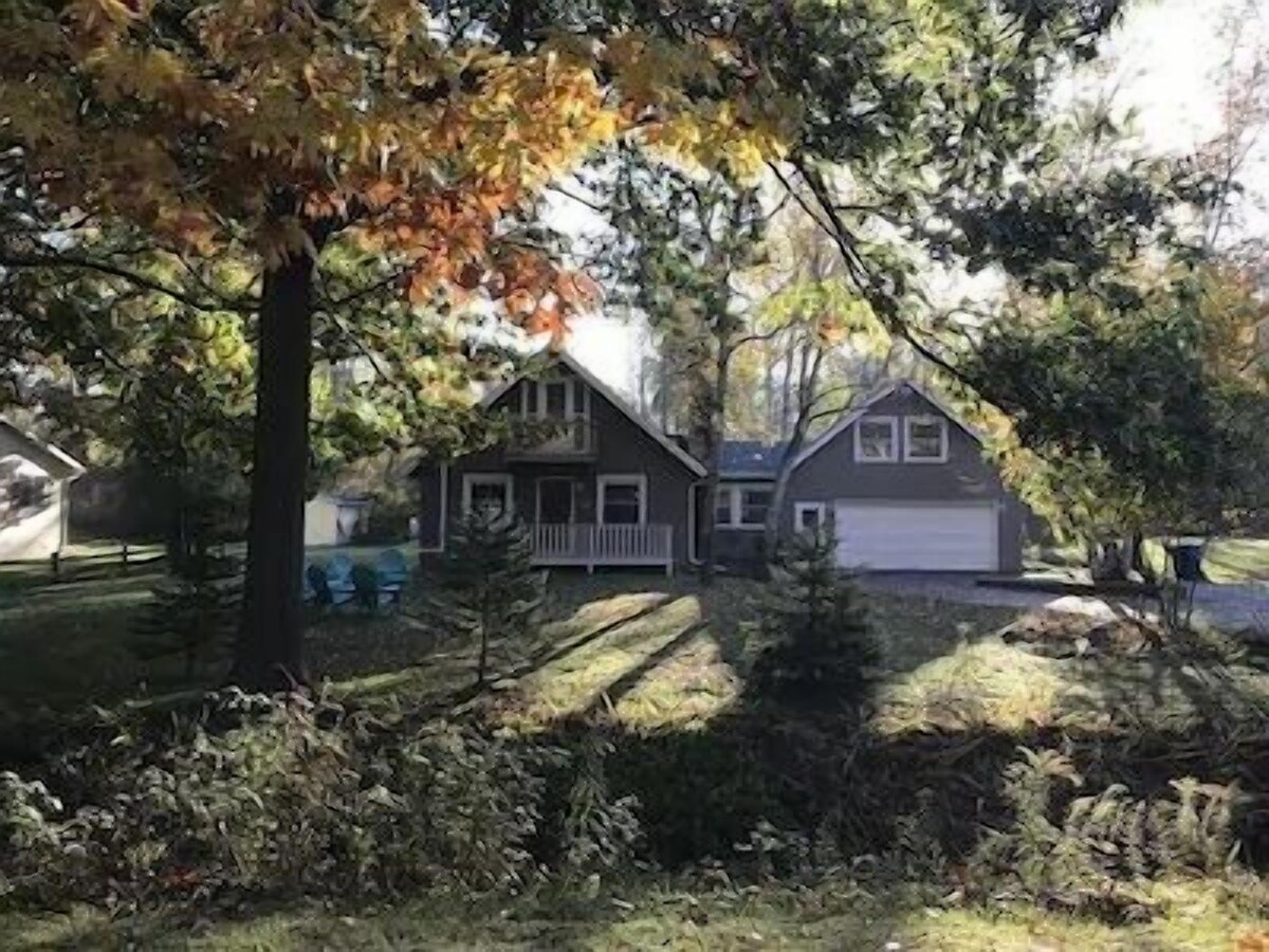 Beautiful 5-bedroom cottage across from Bass Lake