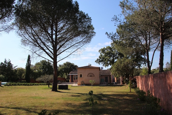vue de l'ensemble, du fond du jardin