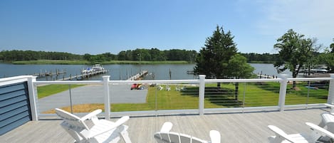 Newly remodeled 6 BR, 5.5 BA Waterfront with upper deck and private pier