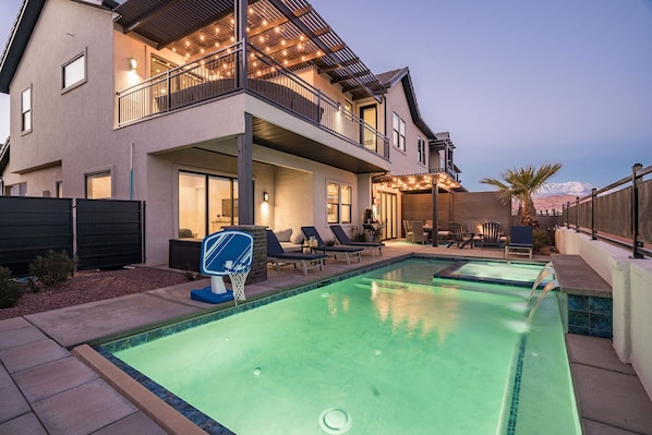 Gorgeous private pool and hot tub with fire pit and balcony