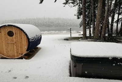 Seb's Lakehouse (10 Ft Barrel Sauna & Hot Tub)
