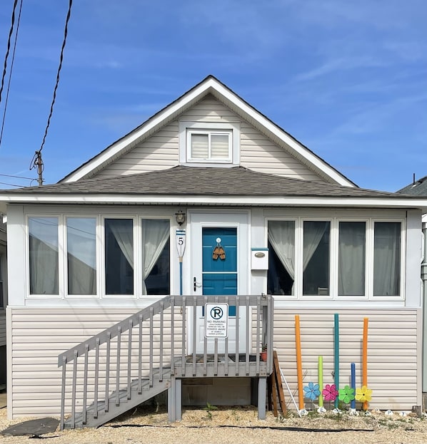 WELCOME TO OUR COTTAGE! All you need for beach, boardwalk, grilling & chilling!