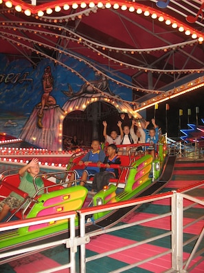 Short walk to rides, arcade games, and aquarium.