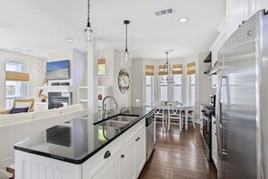 21-Destin2bHere-Kitchen-Alt