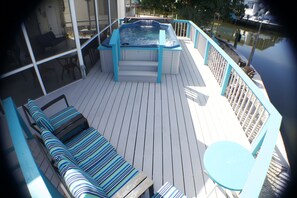 Outdoor spa tub