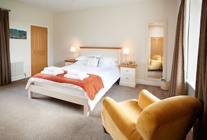 First floor: Bedroom with a 5' king-size bed