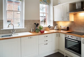 Ground floor: Well-equipped kitchen