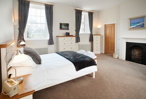 First floor: Spacious bedroom with a 5' king-size bed and en-suite bathroom