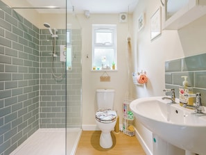 Shower room | Beekeeper’s  Cabin, Booton, Reepham