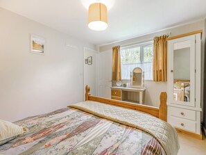Double bedroom | Beekeeper’s  Cabin, Booton, Reepham