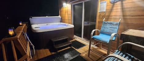 New 6 person Ozone Hot tub!