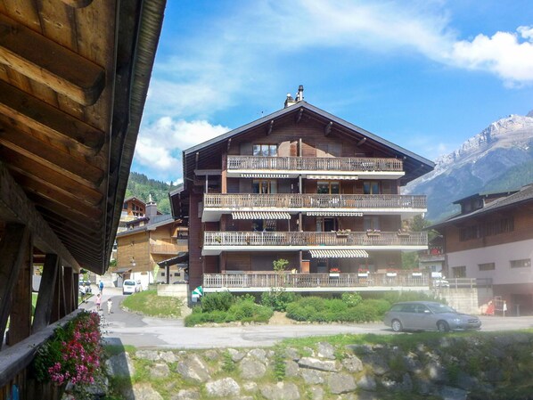 Nuage, Plante, Ciel, Bâtiment, Propriété, Fenêtre, Architecture, Arbre, Montagne, Loisir