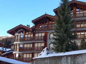 Himmel, Fenster, Gebäude, Schnee, Baum, Wohngebiet, Nachbarschaft, Urban Design, Grundeigentum, Fassade