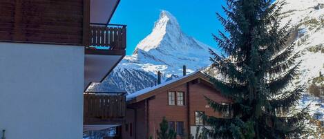 Ciel, Bâtiment, Jour, Propriété, Neige, Fenêtre, Lumière, Bleu Azur, Montagne, Pente